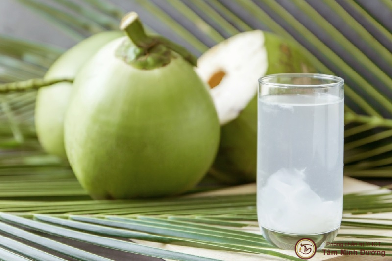 Nước dừa chứa những thành phần gì có thể có lợi cho sức khỏe?
