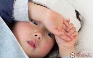 Trẻ bị viêm phế quản sốt nhiều ngày