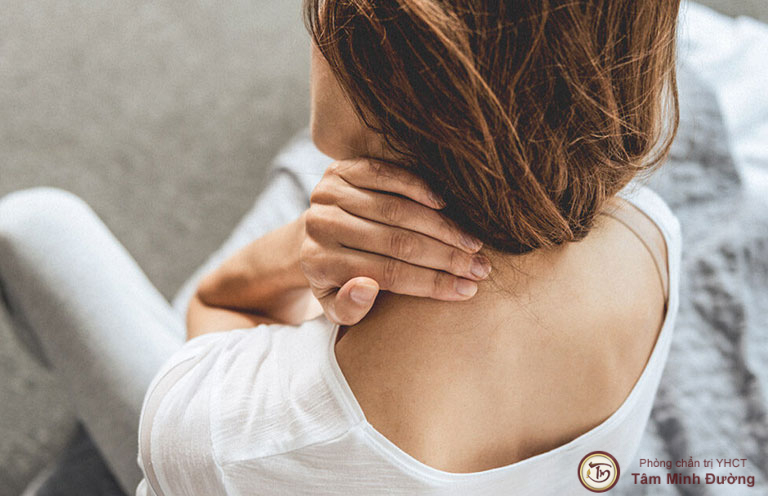 Những nguyên nhân nào có thể gây ra đau nhói sau lưng phía trên bên phải?
